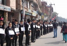भारतीय नाकाबन्दीका विरुद्ध रिङरोडमा विद्यार्थीको मानव साङलो