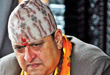 कसको बैशाखी टेकेर कुर्लिए पूर्वराजा ज्ञानेन्द्र ?