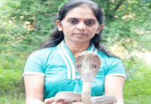 विषालु सर्पसँग महिलाको मित्रता