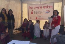 रक्तदान कार्यक्रममा जुट्दै महिला