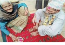 ९५ वर्षीय दिदिले ८८ वर्षीय भाईलाई टिका लगाई दिएको तस्बिर भाइरल !