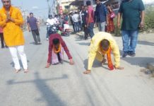 विराटनगरका मेयर पराजुली छठ पूजाका लागि १५ औं पटक दण्ड प्रणाम गर्दै