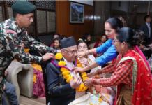 दुई बहिनीहरुलाई सरकारी निवास बोलाएर प्रधानमन्त्रीले लगाए भाइटीका