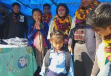 सात सय थान न्यानो लुगा वितरण गर्दै लायन्स-लियो क्लब र भिजन पोलीक्लिनिक