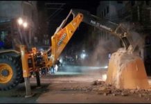 त्रिभुवनको शालिक सालिक हटाउन खोजेपछि जनता सडकमा