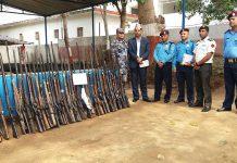 धादिङका गाउँलेले प्रहरीलाई ४६ भरुवा बन्दुक बुझाए