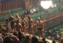 संसदमा जलवायु परिवर्तन देखाउँदै अर्धनग्नहरूले प्रदर्शन गरे