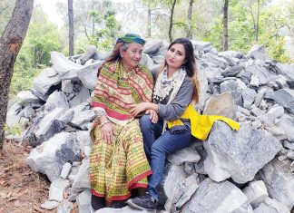 आमा र छोरीको साथमा खुशी साट्दै अञ्जु पन्त