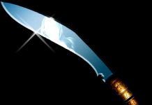 बैँकका सुरक्षागार्डले आफ्नै पेटमा खुकुरी प्रहार गरे