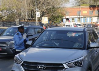 ट्राफिक प्रहरीले नियम उल्लङ्घन गर्नेलाई ‘नमस्कार’ गर्ने