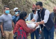 विपन्न परिवारलाई खाद्यान्न वितरण