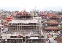 पुरातात्विक महत्व बाेकेको काष्ठमण्डपको छानो छाउने काम सुरु