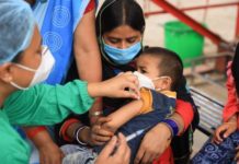 आजबाट बालबालिकालाई कोभिडविरुद्धका मोर्डना खोप दिदै