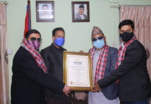 नेपाली युवाले पानीमाथि पद्माशन गरेर विश्व कीर्तिमान बनाए