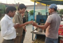 चन्द्रौटामा उखुको जुस बिक्री गर्दै व्यापारी
