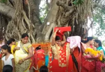 मिथिलाञ्चलका महिला पतिको दीर्घायुको कामनाका लागि (बटसावित्री) पर्व मनाउँदै