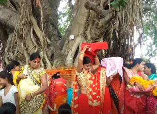 मिथिलाञ्चलका महिला पतिको दीर्घायुको कामनाका लागि (बटसावित्री) पर्व मनाउँदै