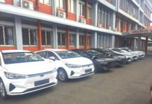 संसद सचिवालय परिसरमा राखिएको नयाँ विद्युतीय कारको संख्या ८ पुग्याे