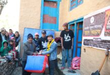 कलाकार अशेष डंगाेल उर्फ हिमालयन हेन्ड्रिक्स टाेलीले जाजरकोट भुकम्प पिडितलाई राहत वितरण