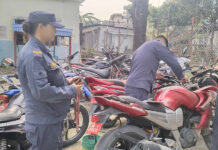 बिना हेल्मेट मोटरसाइकल चलाउनेहरूलाई कारबाही