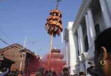 वसन्तपुरमा होलीको चीर ठड्याइयाे