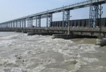 महाकाली नदीमा पानीको बहाव बढेपछि सवारीसाधन चलाउन बन्देज