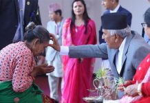 राष्ट्रपति पौडेलले शीतल निवासमा सर्वसाधारणलाई टीका लगाइदिए