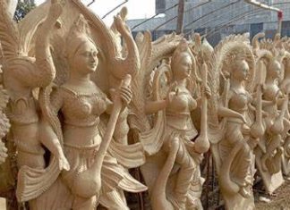सरस्वतीकाे मूर्ति बनाउन भ्याइनभ्याई