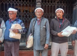 नगदेशस्थित सिद्धिगणेश मन्दिरका गुठीयारहरुलाई पोशाक वितरण