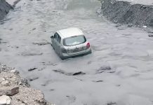 गुल्मीको डहरे खोलाले बीएए००१७ नम्बरको कार बगायाे