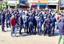 सिमरा विमानस्थलको मुख्य गेट आक्रोशित समूहले तोडफोड