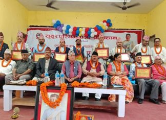यस बर्षकाे स्रष्टा सम्मान इन्द्र चौधरीलाई प्रदान