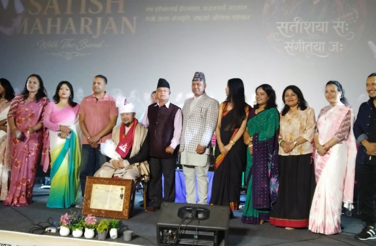 गायक सतिश महर्जन ५० हजार नगदसहित सम्मानित (भिडियाे सहित)
