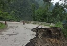 वर्षाका कारण राजमार्ग अवरुद्ध