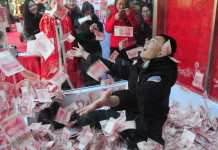 चीनमा भयो पैसा टिप्ने प्रतियोगिता