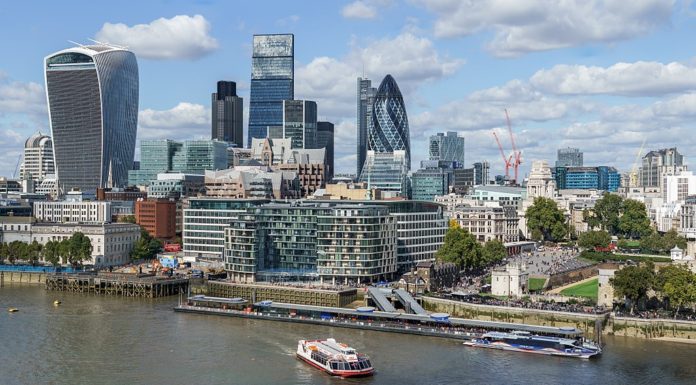 1024px-City_of_London_skyline_from_London_City_Hall_-_Sept_2015_-_Crop_Aligned