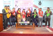 गायिका दुर्गाको ‘कालिकालि’ विमोचन गर्दै सांसद दम्पत्ति (भिडियोसहित)