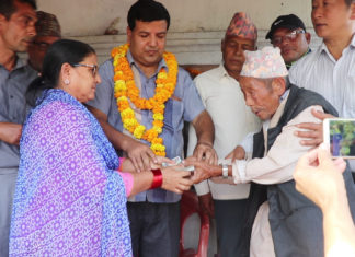 डा.सुनिल शर्माद्वारा विपन्न बिरामीको उपचारमा एक लाख सहयोग (भिडियो रिपोर्टसहित)
