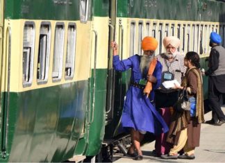 Pakistan hosts thousands on 1st Sikh guru’s anniversary