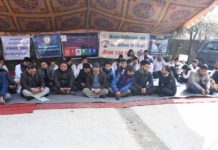 डा. केसीकाे समर्थन गर्दै चिकित्सकहरु रिले अनसनमा