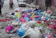 सावधान ! सडकमा फोहोर फाल्नेमाथि कारवाही गर्ने महानगरले दियो चेतावनी