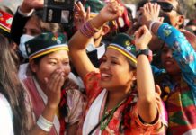 ल्होछारमा रम्दै तामाङ समुदाय