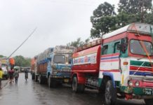 भारतीय भन्सारले ट्याङ्करसहित फलफूल र तरकारी बोकेका दर्जन बढी ट्रक रोक्यो