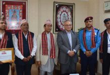 उत्कृष्ट काम गरेको भन्दै गृहसचिव र प्रहरी महानिरीक्षक पुरस्कृत