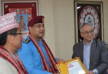 गृहसचिव र आईजीपी गृहमन्त्रीबाट पुरस्कृत