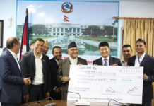 प्राकृतिक प्रकोप पिडितको सहयोगार्थ महानगरपालिकाबाट प्रधानमन्त्रीलाई चेक हस्तान्तरण
