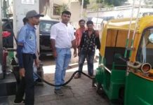 मोदीले लोकसभा चुनावमा जितेपछि पेट्रोल पम्पधनीले बाँडे सित्तैमा ग्यास