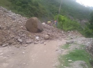 पहिरो खस्दा पृथ्वी राजमार्ग अवरुद्ध