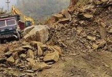 सिद्धिचरण राजमार्ग दुई दिनदेखि अवरुद्ध