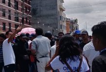 लोकसेवा कार्यालय अगाडि प्रदर्शनमा प्रदर्शनकारी र प्रहरीबीच झडप